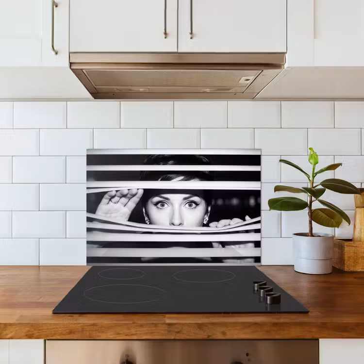 Vrouw - Jaloezieën - Portret - Zwart-wit keuken achterwand spatscherm klein -sfeer2