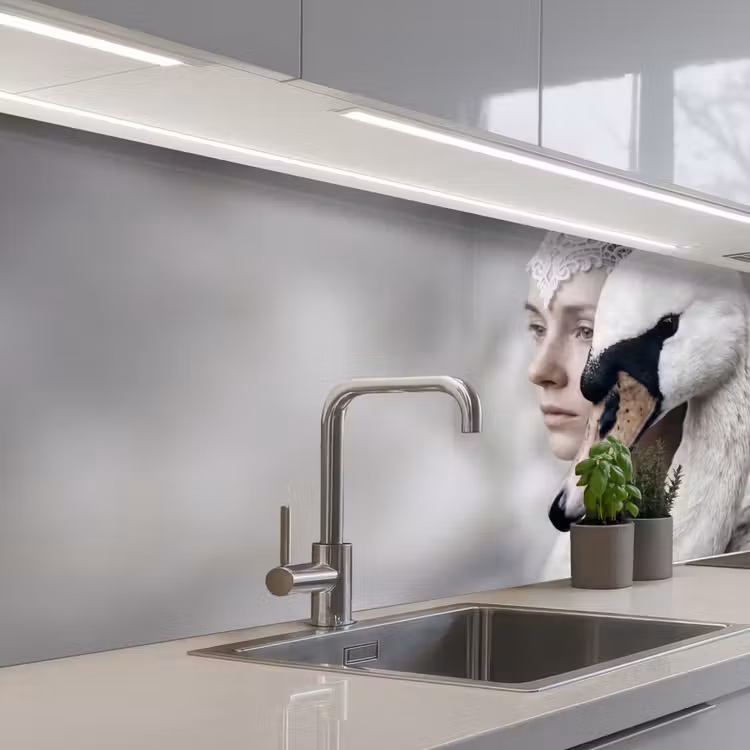 Vrouw - Zwaan - Wit keuken achterwand 2 middel -3d_schuin