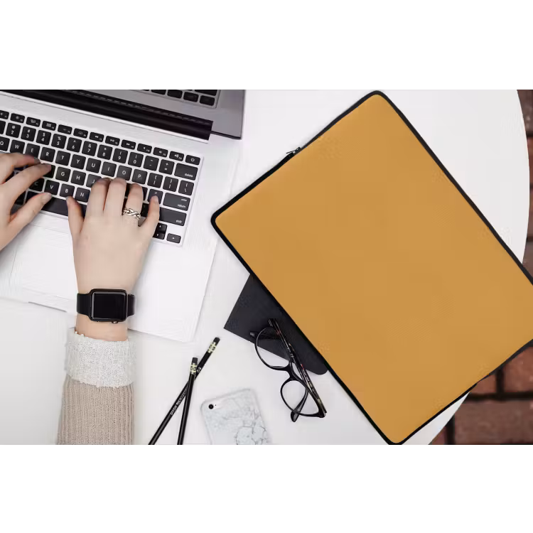 Autumn - Mustard - Geel laptophoes neopreen klein 279 -bureau