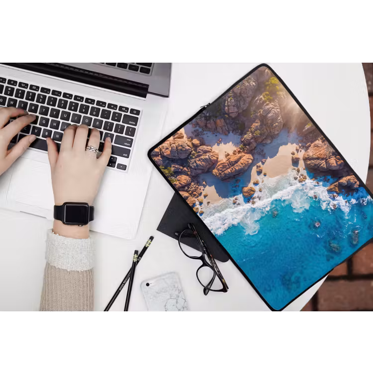 Strand - Zee - Rotsen - Natuur - Blauw laptophoes neopreen klein -bureau