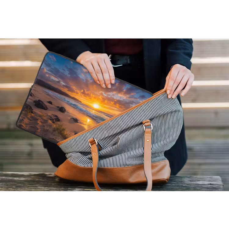 Strand - Zonsondergang - Golven - Natuur - Oranje laptophoes neopreen klein -tas