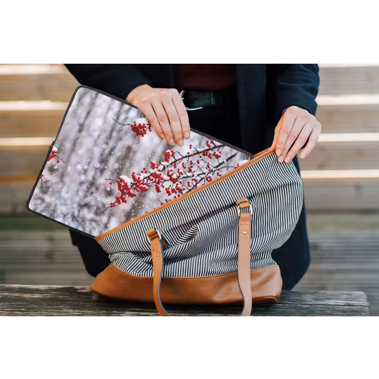 Bessen - Takken - Sneeuw - Winter - Kleurrijk laptophoes neopreen klein -tas