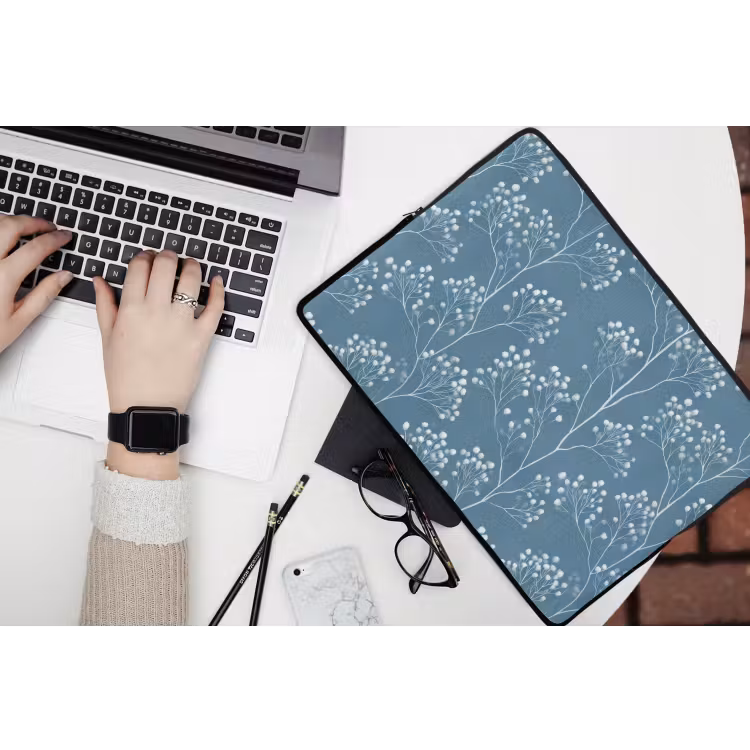 Takken - Bessen - Patroon - Lichtblauw laptophoes neopreen klein 279 -bureau
