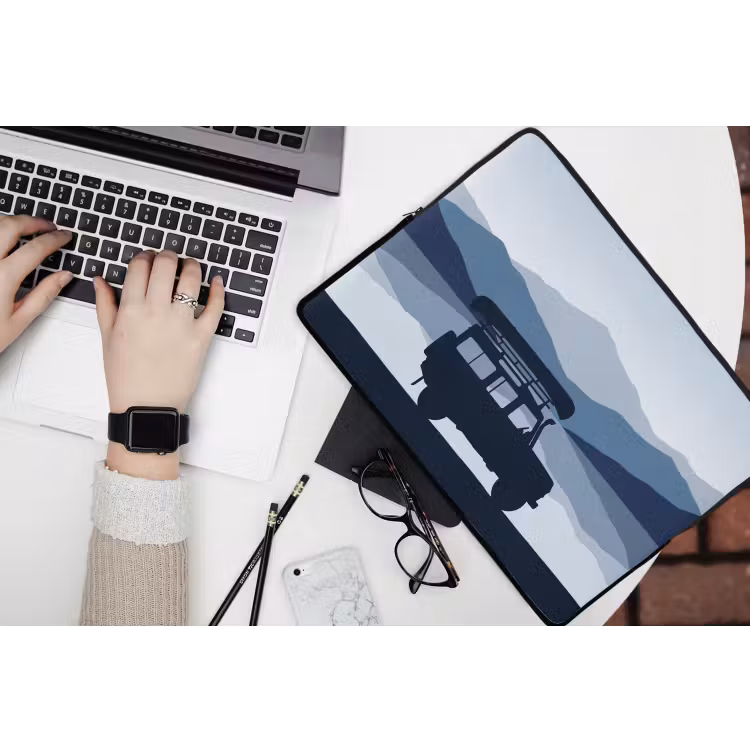 Auto - Meer - Bergen - Blauw laptophoes neopreen klein -bureau