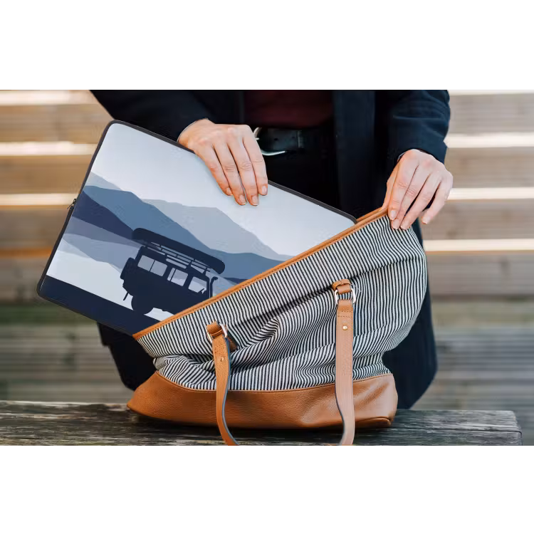 Auto - Meer - Bergen - Blauw laptophoes neopreen klein -tas