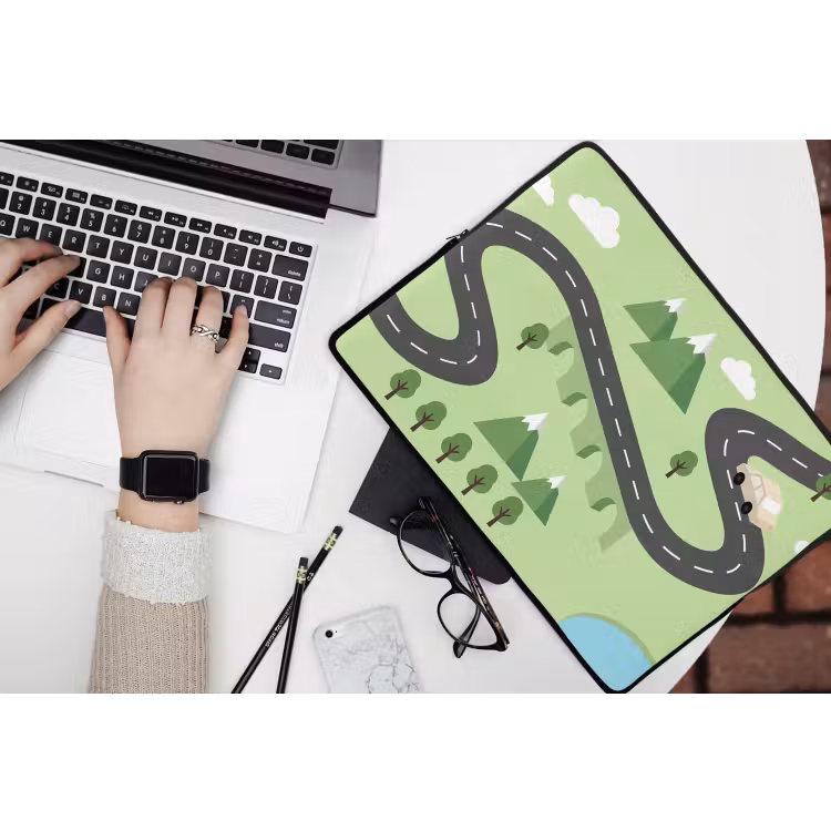 Auto - Bergweg - Natuur - Illustratie laptophoes neopreen klein -bureau