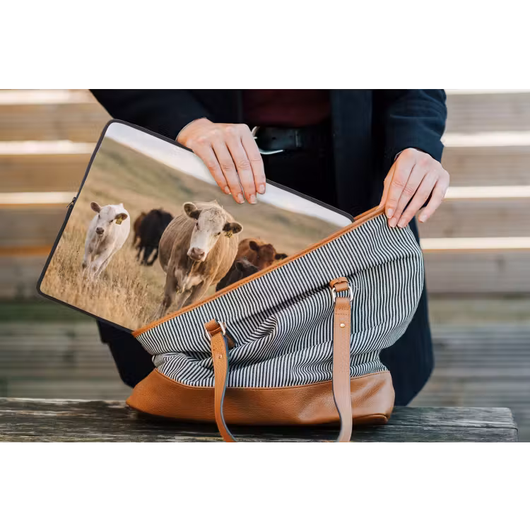 Runderen - Kudde - Landschap - Weide - Rustig laptophoes neopreen klein -tas