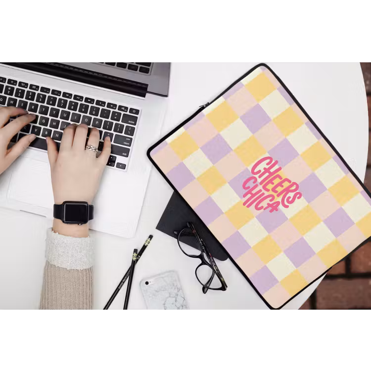 Cheers Chica - Ruitjes - Lila - Geel laptophoes neopreen klein -bureau