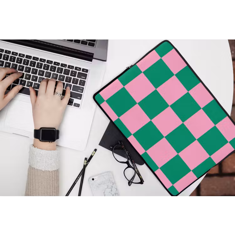 Schaakbord patroon - Groen - Roze - Blokjes laptophoes neopreen klein -bureau