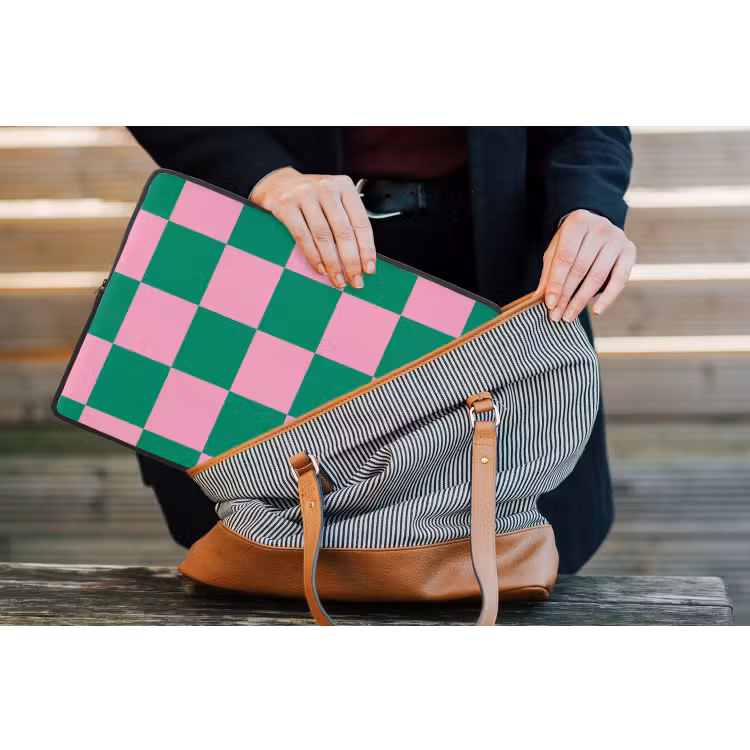 Schaakbord patroon - Groen - Roze - Blokjes laptophoes neopreen klein -tas