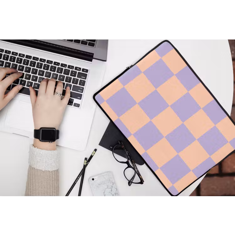 Schaakbord patroon - Paars - Roze - Blokjes laptophoes neopreen klein -bureau