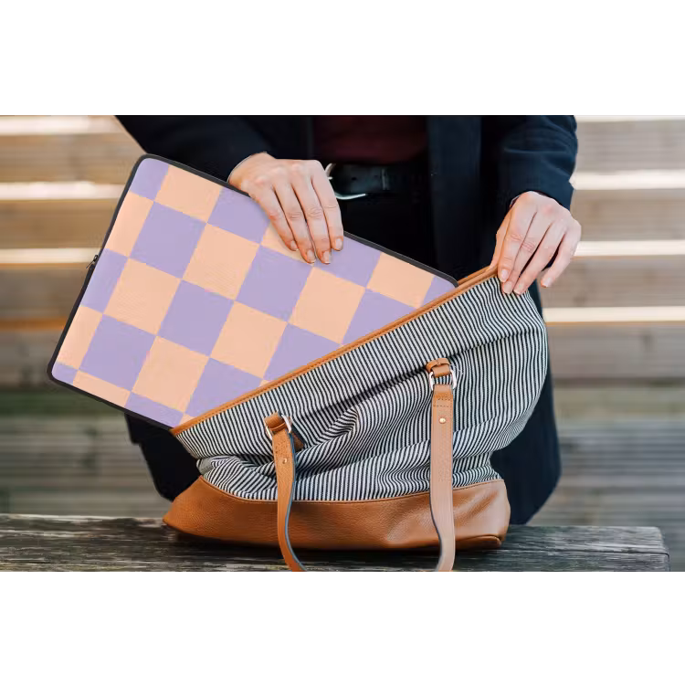 Schaakbord patroon - Paars - Roze - Blokjes laptophoes neopreen klein -tas