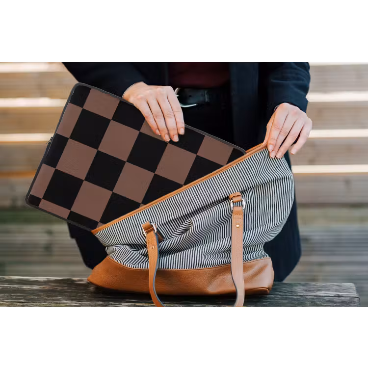 Schaakbord print - Bruin - Zwart - Blokjes laptophoes neopreen klein -tas