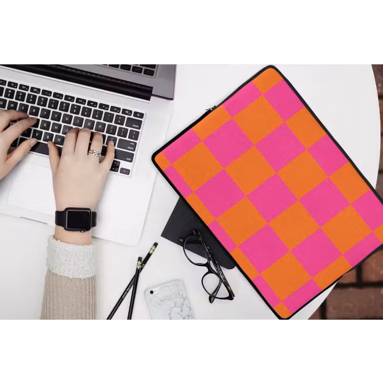 Schaakbord print - Oranje - Roze - Blokjes laptophoes neopreen klein -bureau