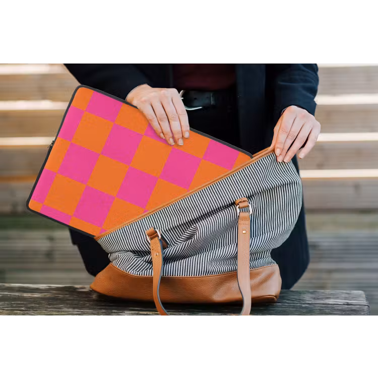 Schaakbord print - Oranje - Roze - Blokjes laptophoes neopreen klein -tas