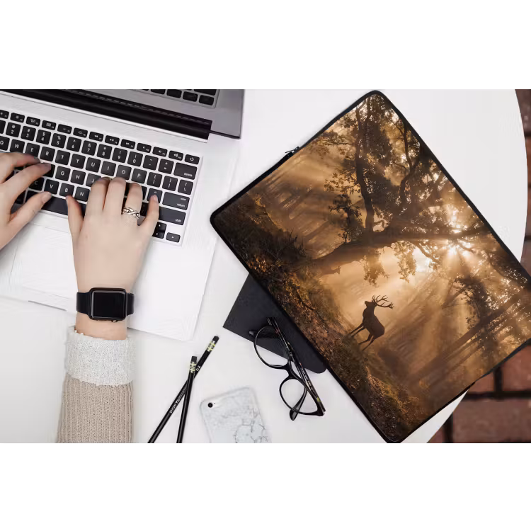 Hert - Bos - Mistig - Natuur - Goud laptophoes neopreen klein -bureau