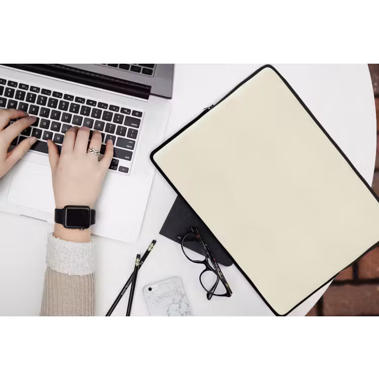 Drop - Delay - Nude laptophoes neopreen klein 279 -bureau