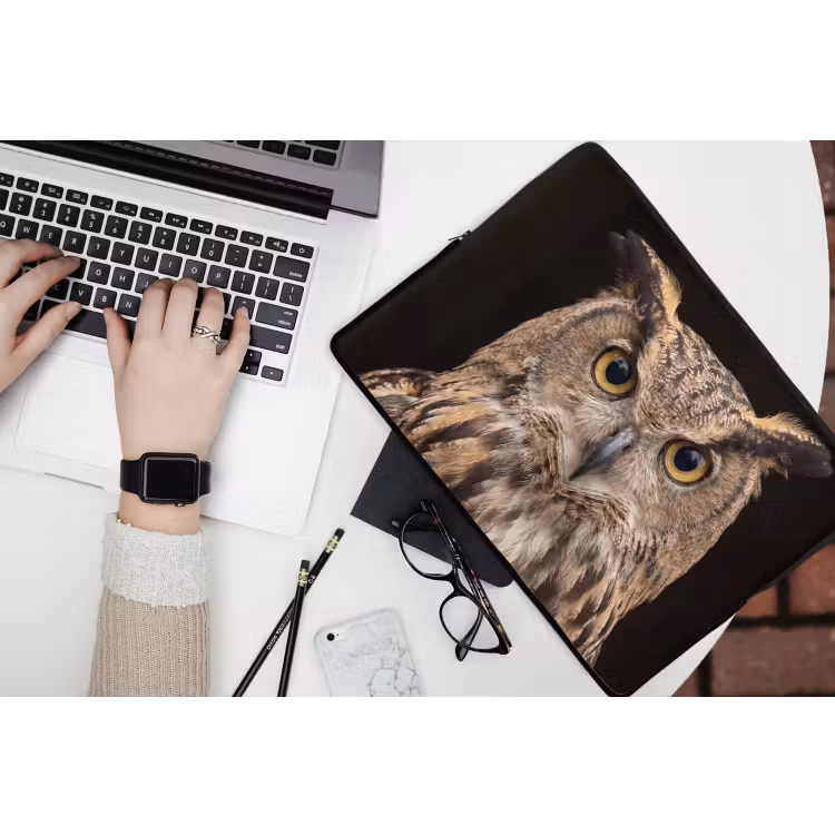 Oehoe - Uil - Portret - Bruin laptophoes neopreen klein -bureau