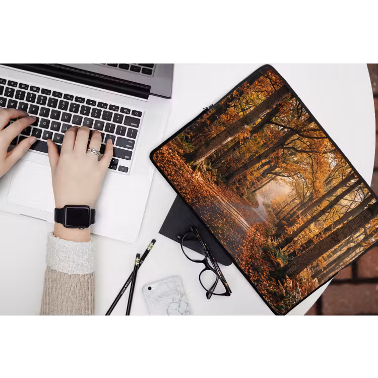 Bospad - Herfstbos - Bladeren - Oranje - Nostalgisch laptophoes neopreen klein -bureau