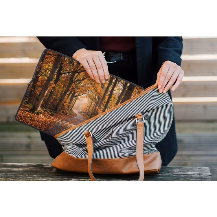 Bospad - Herfstbos - Bladeren - Oranje - Nostalgisch laptophoes neopreen klein -tas