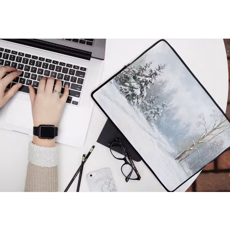 Bospad - Dennen - Sneeuw - Winter - Rustgevend laptophoes neopreen klein -bureau