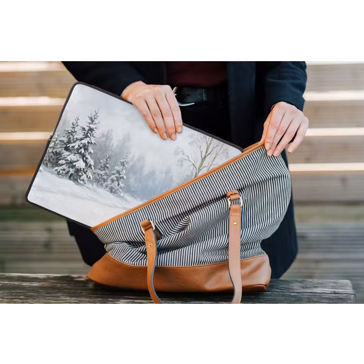 Bospad - Dennen - Sneeuw - Winter - Rustgevend laptophoes neopreen klein -tas
