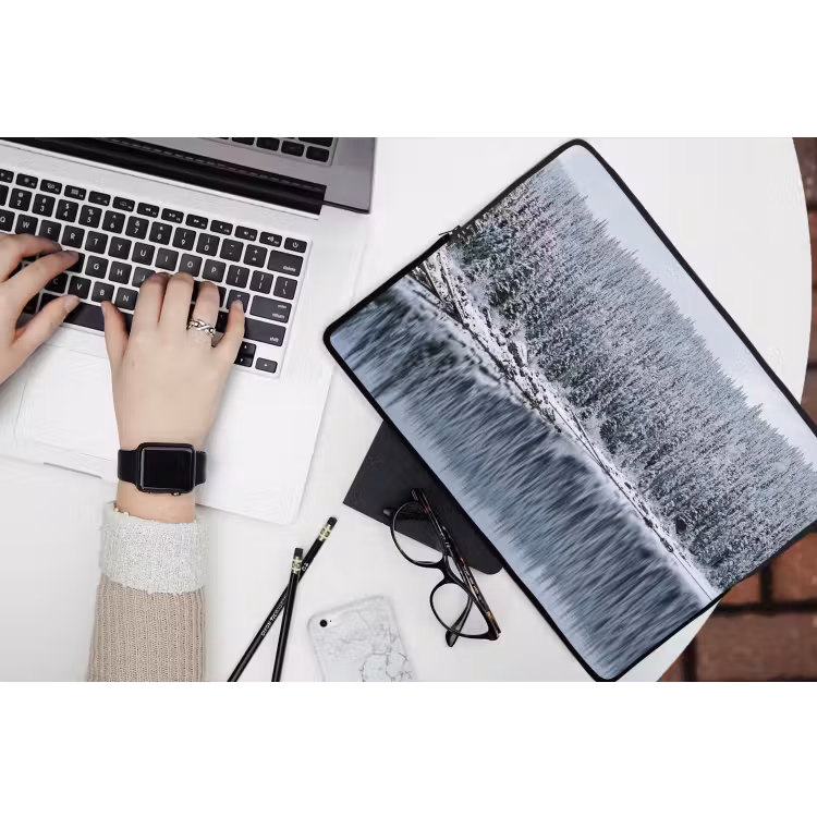 Bos - Reflectie - Meer - Winter - Serene laptophoes neopreen klein -bureau