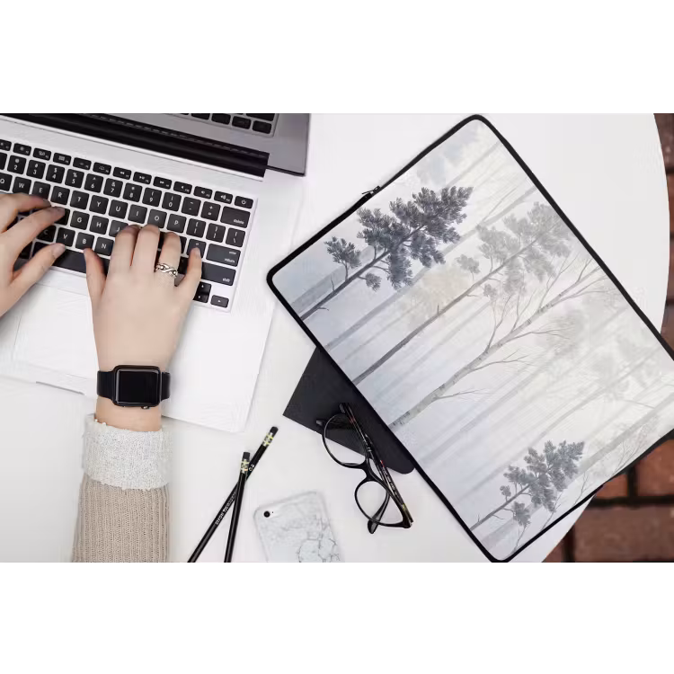 Bos - Bomen - Mist - Natuur - Illustratie - Grijs laptophoes neopreen klein -bureau