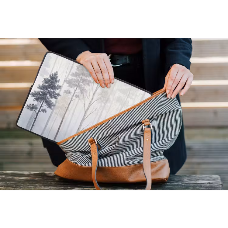 Bos - Bomen - Mist - Natuur - Illustratie - Grijs laptophoes neopreen klein -tas