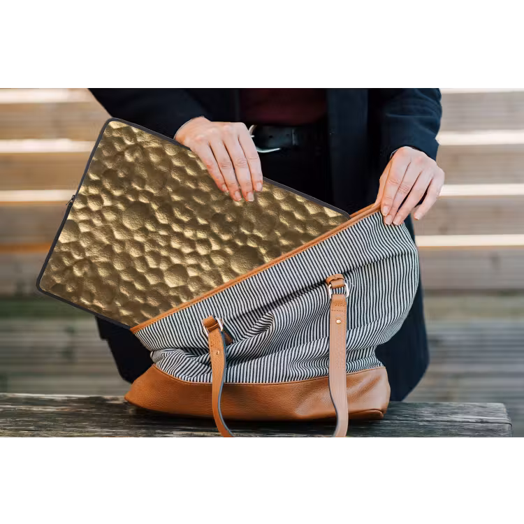 Gehamerd - Reliëf - Textuur - Bronsgoud laptophoes neopreen klein 279 -tas