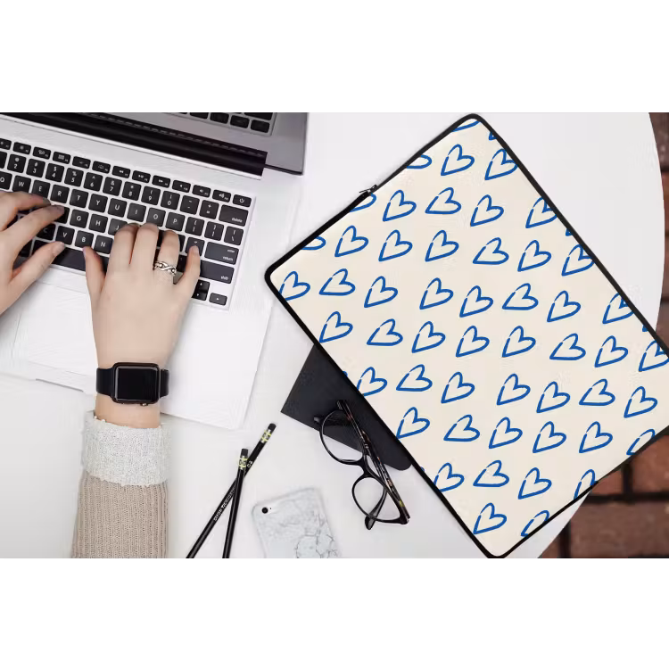 Hartjes patroon - Blauw - Beige - Liefde laptophoes neopreen klein -bureau