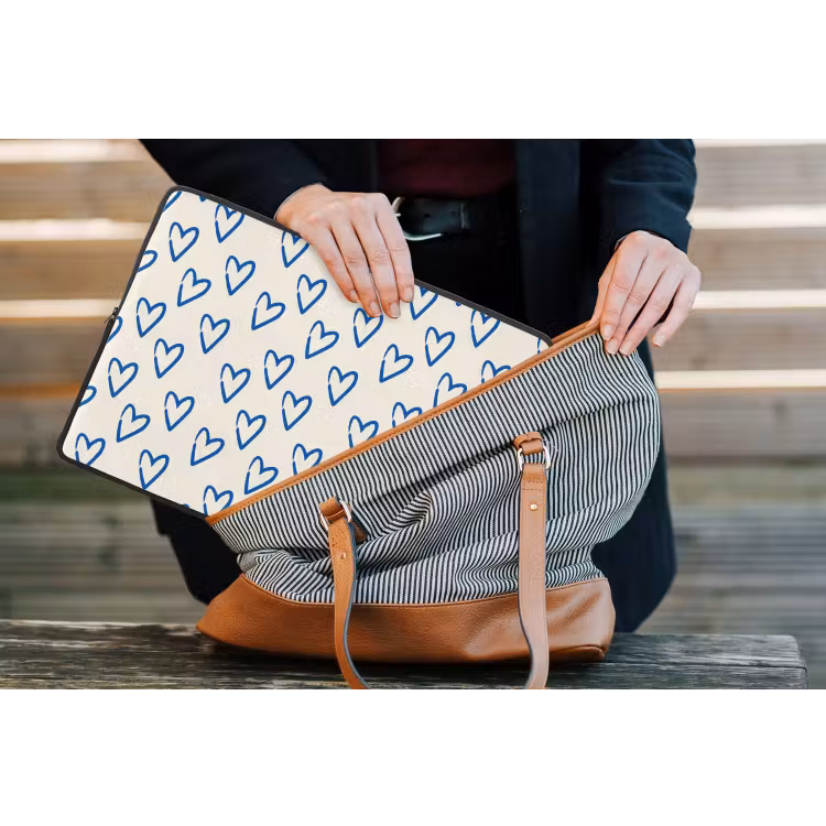 Hartjes patroon - Blauw - Beige - Liefde laptophoes neopreen klein -tas
