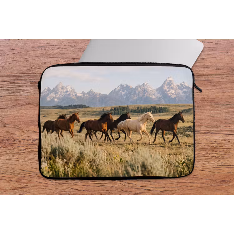Paarden - Kudde - Bergen - Vrijheid - Wild laptophoes neopreen klein -tafel