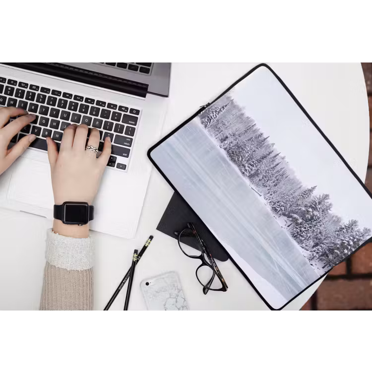 Meer - Dennen - IJs - Winter - Rustgevend laptophoes neopreen klein -bureau