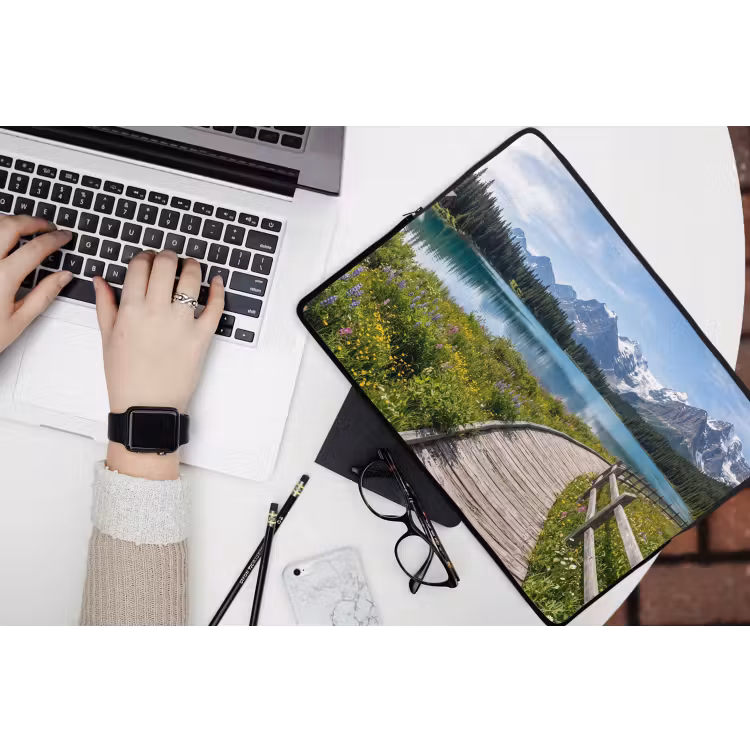 Bergen - Meer - Landschap - Blauw laptophoes neopreen klein -bureau