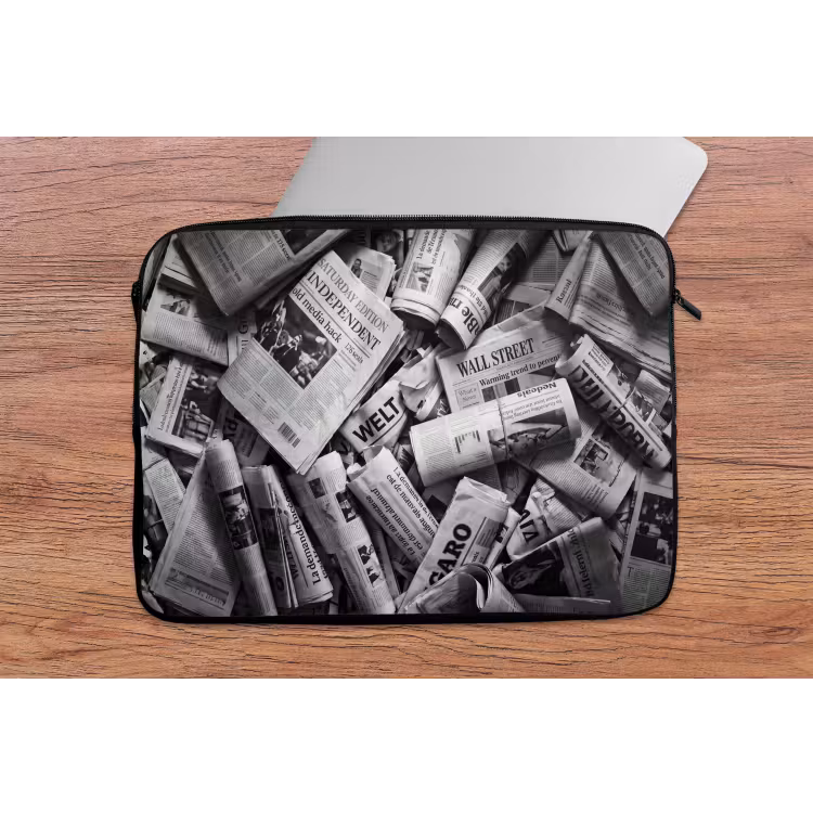 Krant - Stapel - Nieuws - Zwart-wit laptophoes neopreen klein -tafel
