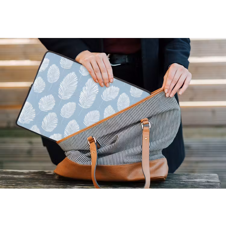 Palmbladeren - Naadloos - Patroon - Pastelblauw laptophoes neopreen klein 279 -tas