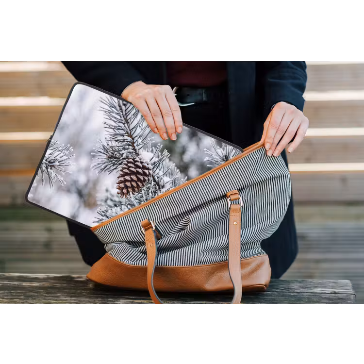 Dennenappel - Tak - Sneeuw - Winter - Sfeervol laptophoes neopreen klein -tas