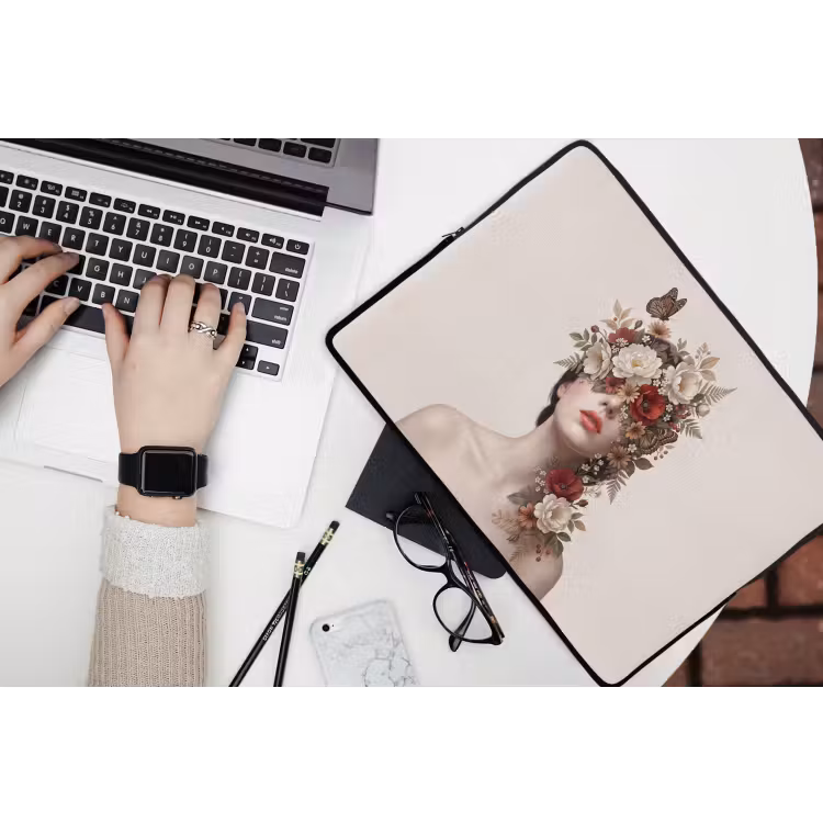 Portret - Bloemen - Cremé laptophoes neopreen klein -bureau