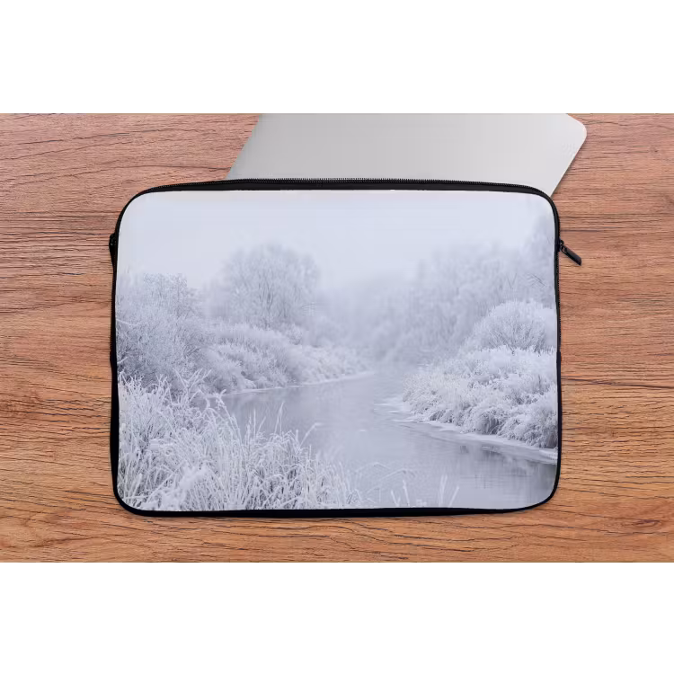 Rivier - Sneeuw - Bos - Winter - Schilderachtig laptophoes neopreen klein -tafel