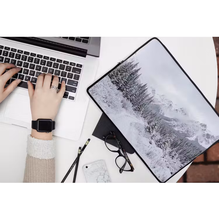 Weg - Bergen - Sneeuw - Naaldbos - Avontuurlijk laptophoes neopreen klein -bureau