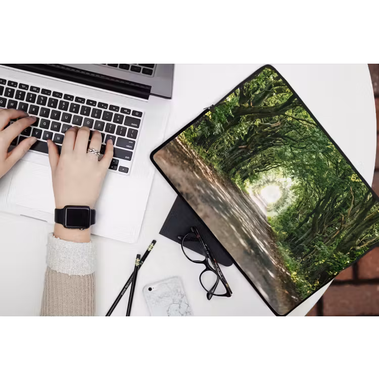 Weg - Bomen - Natuur - Groen laptophoes neopreen klein -bureau