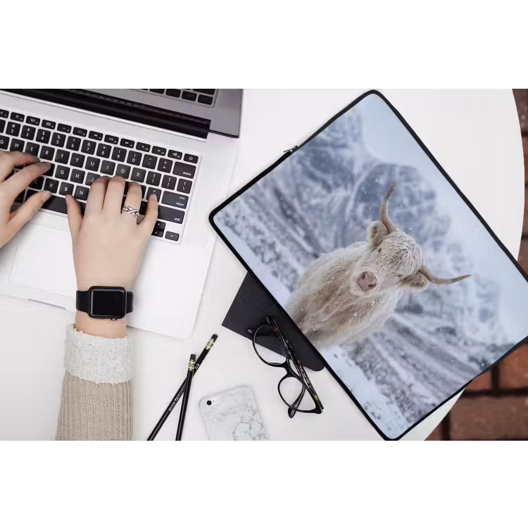 Schotse Hooglander - Sneeuw - Bergen - Winter laptophoes neopreen klein -bureau