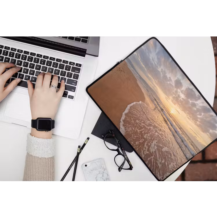 Zee - Kustlijn - Wolken - Landschap - Oranje laptophoes neopreen klein -bureau
