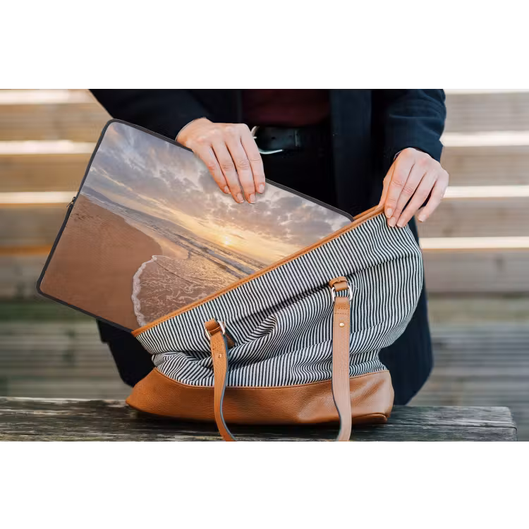 Zee - Kustlijn - Wolken - Landschap - Oranje laptophoes neopreen klein -tas