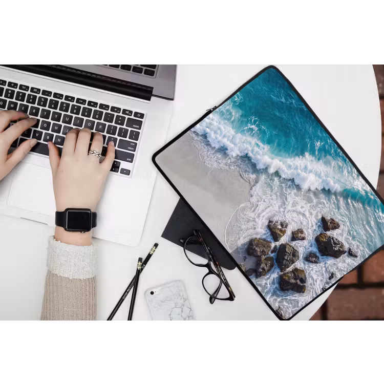 Zee - Golf - Strand - Natuur - Blauw laptophoes neopreen klein -bureau