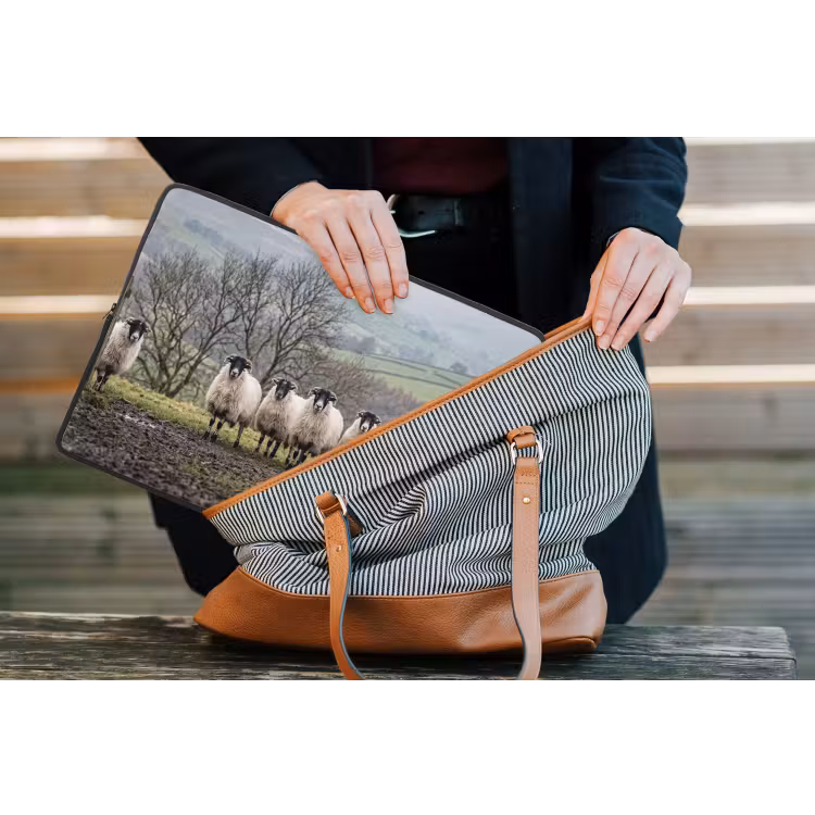Schapen - Rij - Weide - Dieren - Platteland laptophoes neopreen klein -tas