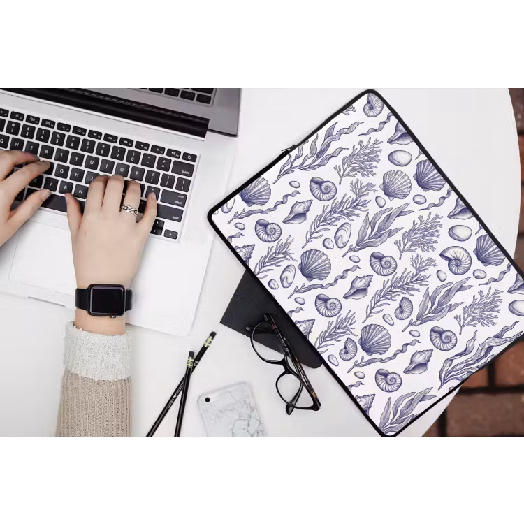 Schelpen - Zeewier - Oceaan - Illustratie - Blauw laptophoes neopreen klein -bureau