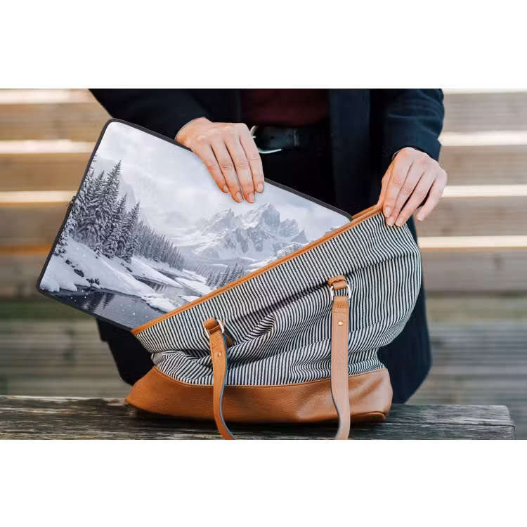 Sneeuwlandschap - Bergen - Rivier - Winter laptophoes neopreen klein -tas