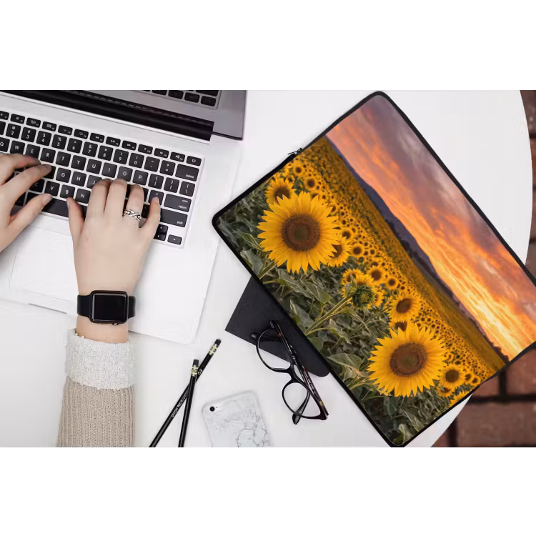 Zonnebloemen - Heuvellandschap - Geel laptophoes neopreen klein -bureau